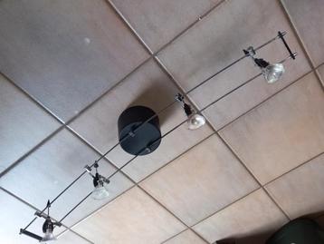 Moderne spots (4) op gebogen rail. beschikbaar voor biedingen