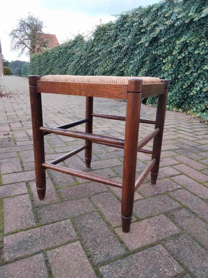 Vintage houten kruk stool tabouret rieten zitting, Huis en Inrichting, Zetels | Voetbanken en poefs, Gebruikt, Minder dan 50 cm