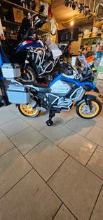 BMW R1250GS replica elektrische motorfiets staat in showroom, Particulier