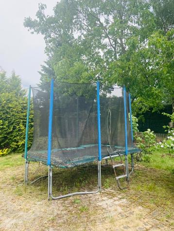 Gratis trampoline met werk aan beschikbaar voor biedingen