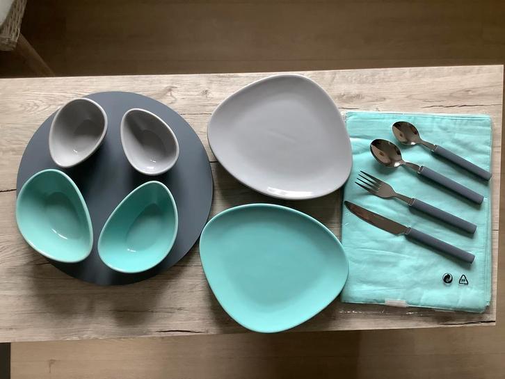 Twee kleurig eetservice, Huis en Inrichting, Keuken | Servies, Nieuw, Bord(en), Ophalen