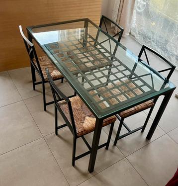 Eettafel + 4 stoelen beschikbaar voor biedingen