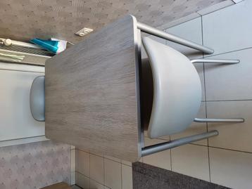Keukentafel met 2 stoelen  beschikbaar voor biedingen