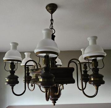 stijlvolle luster met zes lampenkapjes in opaline beschikbaar voor biedingen