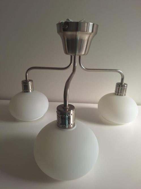 Witte hanglamp met verchroomde armen voor 5 euro., Huis en Inrichting, Lampen | Hanglampen, Zo goed als nieuw, Minder dan 50 cm