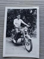 oude foto van man met Peugeot moto, Verzamelen, Verzenden, Zo goed als nieuw, Foto