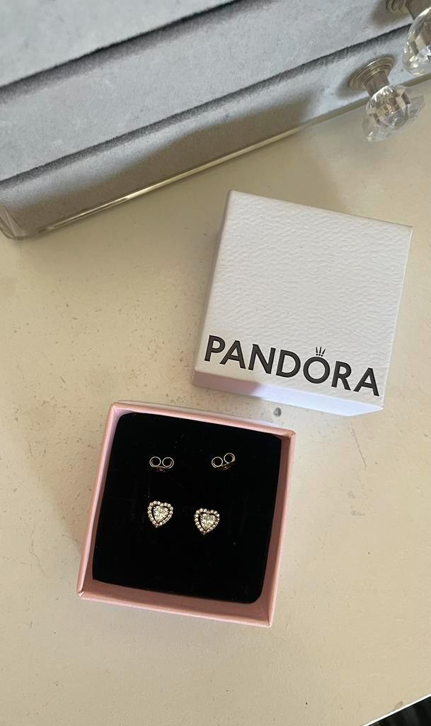 Pandora 14k vergulde hartvormige oorbellen, Handtassen en Accessoires, Oorbellen, Nieuw, Goud, Goud, Met kristal, Ophalen of Verzenden
