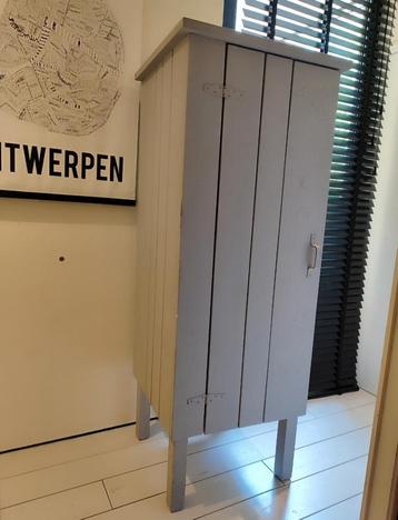 Kast  beschikbaar voor biedingen