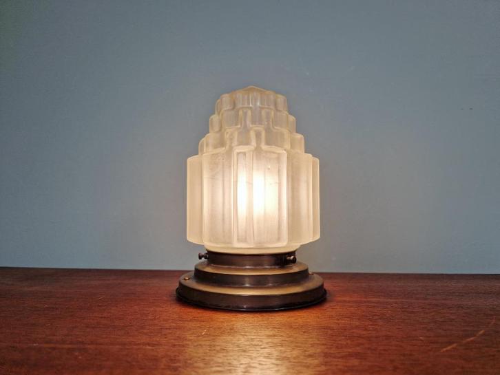 Wolkenkrabber Art Deco plafondlamp in gesatineerd glas, 1930, Antiek en Kunst, Antiek | Verlichting, Ophalen of Verzenden