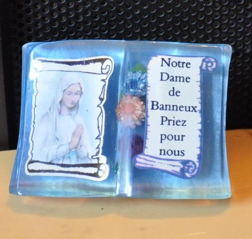 décoration inclusion resine epoxy livre notre dame  banneux, Antiek en Kunst, Antiek | Religieuze voorwerpen, Ophalen of Verzenden
