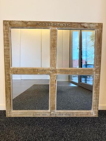 Spiegel met houten kader en opschrift beschikbaar voor biedingen