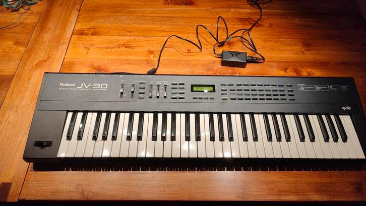 Synthétiseur Roland JV-30, Muziek en Instrumenten, Synthesizers, Gebruikt, 61 toetsen, Roland, Met midi-aansluiting, Ophalen