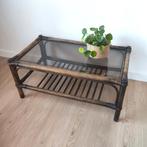 Vintage salontafel in rotan met fumé glazen blad, Huis en Inrichting, Tafels | Salontafels, Ophalen, Gebruikt, Rechthoekig