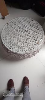 Buiten tafeltje met kuipstoelen, Enlèvement