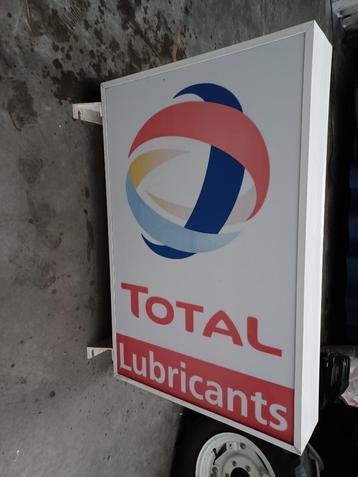 Grote lichtreclame Total lubricants beschikbaar voor biedingen