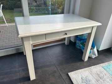 Table blanche en pin beschikbaar voor biedingen
