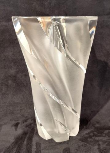Rare vase Lalique modèle Narcisse (7,7kg). Signé beschikbaar voor biedingen