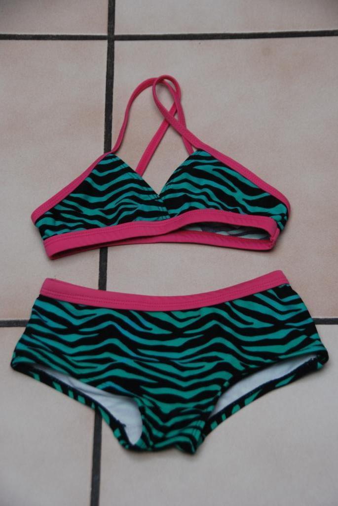 Bikini - Groen en zwart badpak T116/122 of 6/7 jaar TB, Kinderen en Baby's, Kinderkleding | Kinder-zwemkleding, Zo goed als nieuw