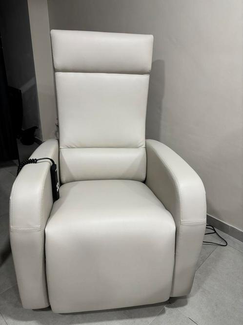 Elektrische relaxzetel Revilax, nog 4 jaar garantie!!, Huis en Inrichting, Fauteuils, Zo goed als nieuw, Leer, Ophalen