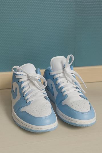 Nike Air Jordan 1 Low – White/Aluminium/Blue maat 42, unisex beschikbaar voor biedingen