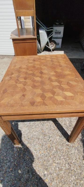 Antieke kast en tafel beschikbaar voor biedingen