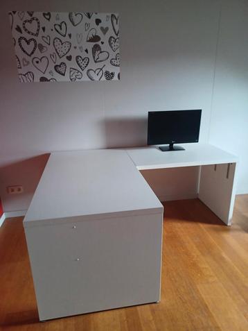 Grote witte bureau beschikbaar voor biedingen