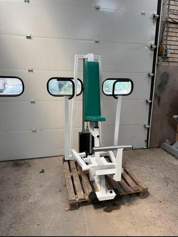 First class convergent chestpress / chest machine beschikbaar voor biedingen