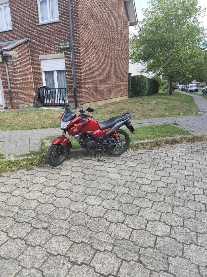 Honda CB125f rouge, Motoren, Motoren | Honda, Particulier, Crossmotor, 11 kW of minder, 4 cilinders, LED Verlichting, Ophalen