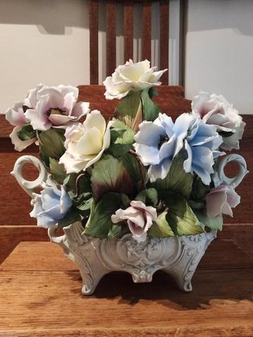 Corbeille à fleurs en porcelaine Capodimonte avec roses