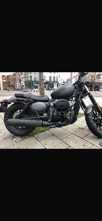 HYOSUNG GV125 BOBBER MATT BLACK  TOPSTAAT MET ZEER WEINIG KM, Particulier