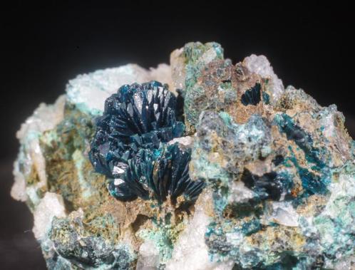 Extreem zeldzame VESZELYIET kristalgroep uit China., Verzamelen, Mineralen en Fossielen, Mineraal, Ophalen of Verzenden