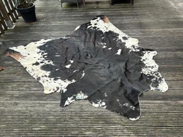 Mat in koeienhuid beschikbaar voor biedingen