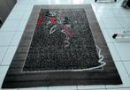 Grijze tapijt met rode, zwarte en witte krullen, Huis en Inrichting, Ophalen, Grijs, Gebruikt, 150 tot 200 cm