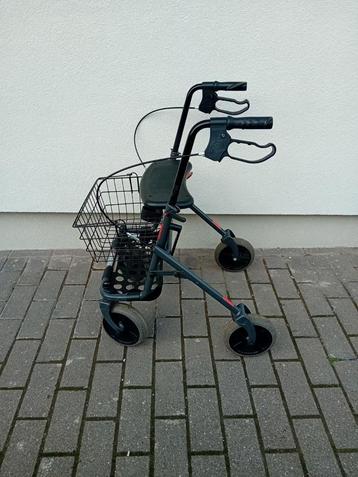 Volledig opvouwbare rollator met 4 wielen. het is opvouwbaar beschikbaar voor biedingen