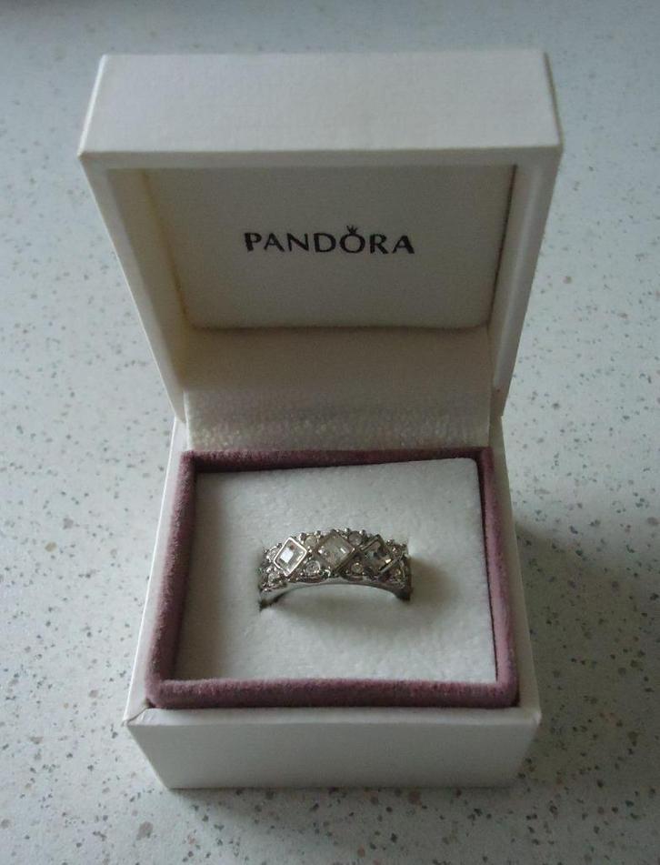 Prachtige ring van Pandora in Nieuwe staat !, Handtassen en Accessoires, Ringen, Zo goed als nieuw, Dame, Zilver, Zilver, Ophalen of Verzenden