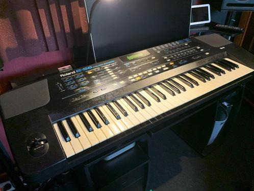 Roland E56 Clavier arrangeur, Muziek en Instrumenten, Keyboards, Gebruikt, 61 toetsen, Roland, Aanslaggevoelig, Met standaard