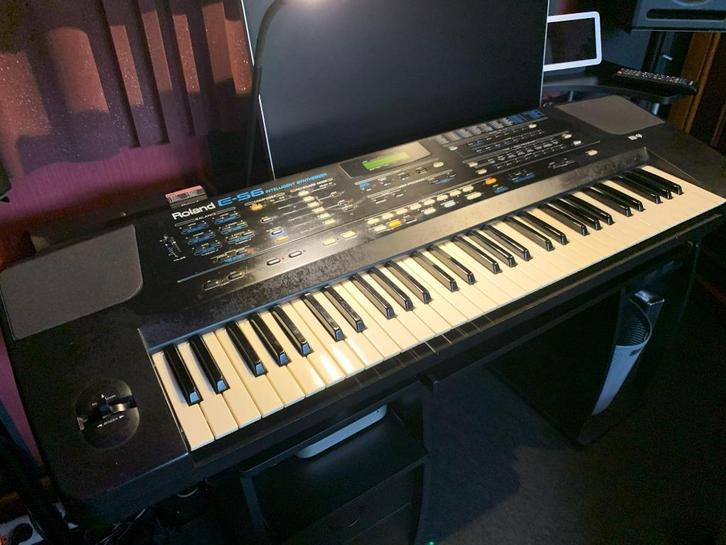 Roland E56 Clavier arrangeur, Muziek en Instrumenten, Keyboards, Gebruikt, 61 toetsen, Roland, Aanslaggevoelig, Met standaard