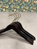 100 Kleerhangers hout met bronskleurige haak en antislip, Ophalen of Verzenden, Gebruikt, Hout, Volwassenen