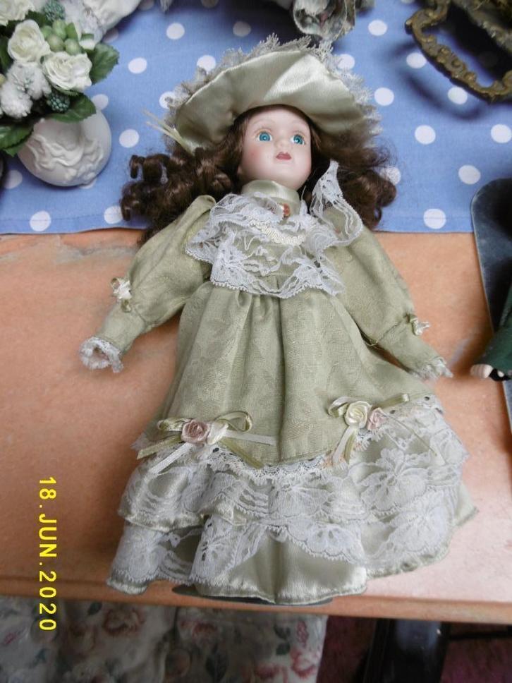 verzamel pop in heel mooie staat, op staander, Verzamelen, Poppen, Zo goed als nieuw, Pop, Ophalen of Verzenden