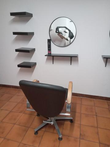 Kapper stoel met pomp en spiegel en plank onder spiegel