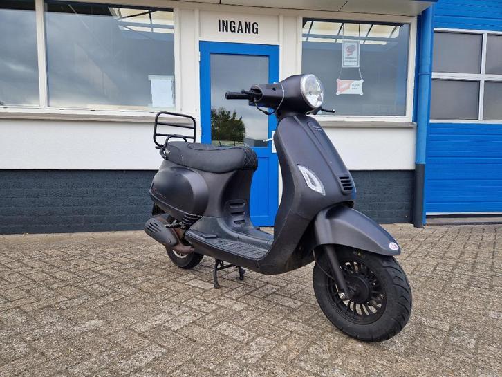 OPKNAP SCOOTER , DJJD CASHMERE ( Nederland ) gts toscana, Fietsen en Brommers, Snorfietsen en Snorscooters, Vespa, Ophalen