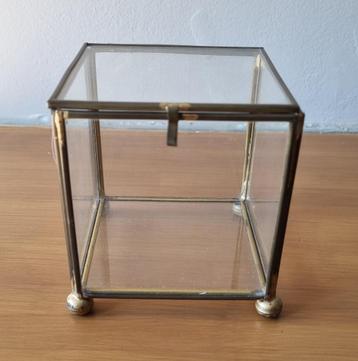 Glazen kubus beschikbaar voor biedingen