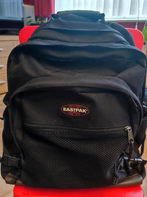 Zwarte Eastpak unisex grote versie met lederen bodem + hoes., Handtassen en Accessoires, Tassen | Rugtassen, Zo goed als nieuw