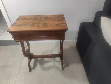 Table à ouvrage style Restauration beschikbaar voor biedingen