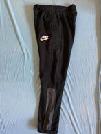 zwarte trainingsbroek Nike maat 147 - 158 cm (12-13 yrs), Vêtements de sport ou Maillots de bain, Garçon, Enlèvement ou Envoi