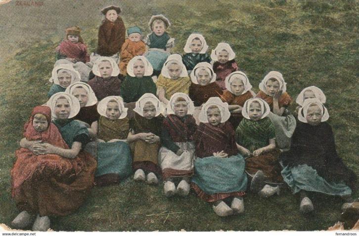 PAYS BAS ZEELAND CARTE POSTALE clogs · shoes · girls · natio, Verzamelen, Postkaarten | Nederland, Gelopen, Zeeland, Voor 1920