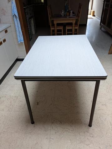 Uitschuifbare Tafel met formica blad en chromen poten  beschikbaar voor biedingen