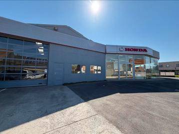 Commercieel pand met showroom, werkplaats, parking en woning beschikbaar voor biedingen