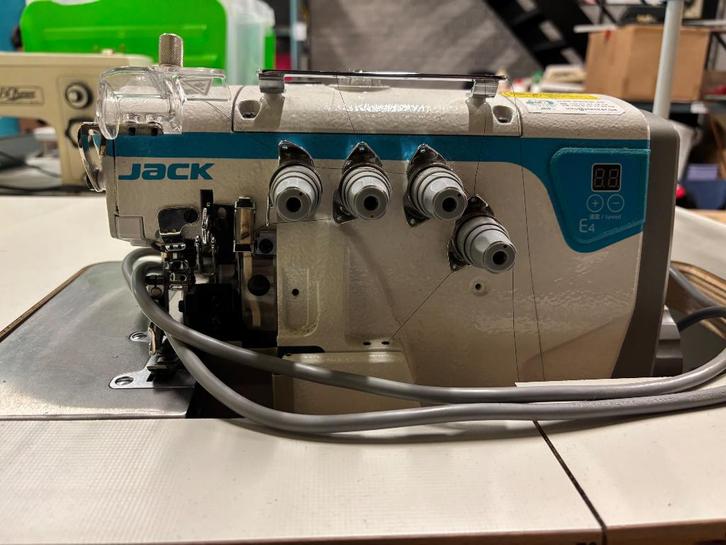 Surjeteuse industrielle Jack E4S - 3/4 fils, Hobby & Loisirs créatifs, Machines à coudre & Accessoires, Utilisé, Surjeteuse, Autres marques