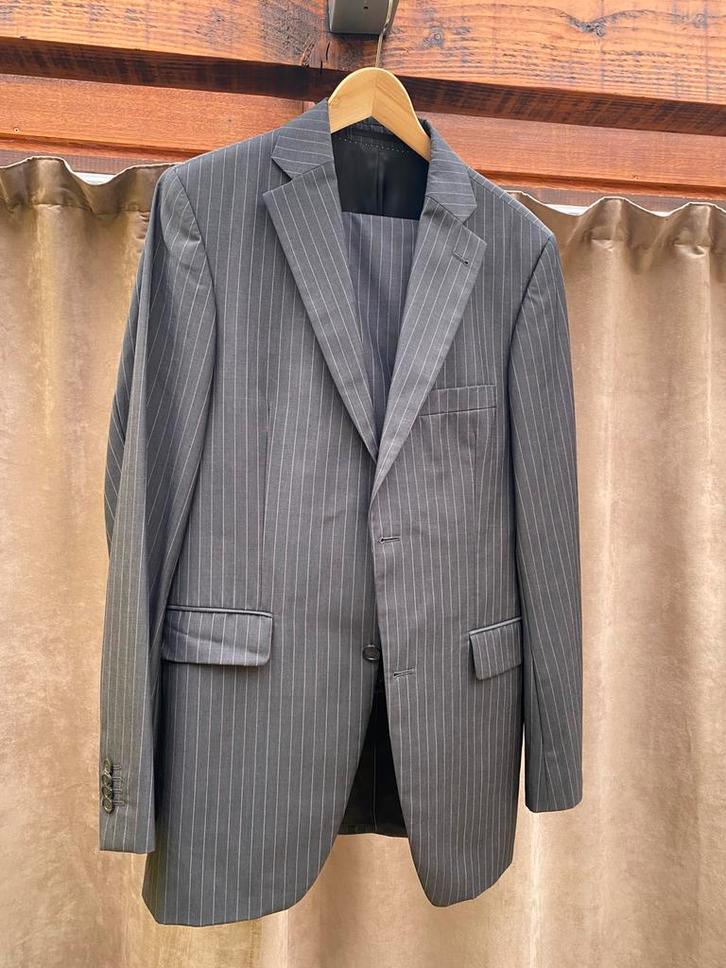 Costume gris foncé lignes rosées complet t48, Kleding | Heren, Kostuums en vesten, Zo goed als nieuw, Ophalen